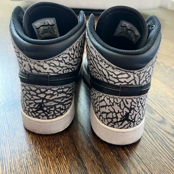 Jordan Ele print Boys 6.5Y Black and Gray Sneakers - Picture 3 of 5